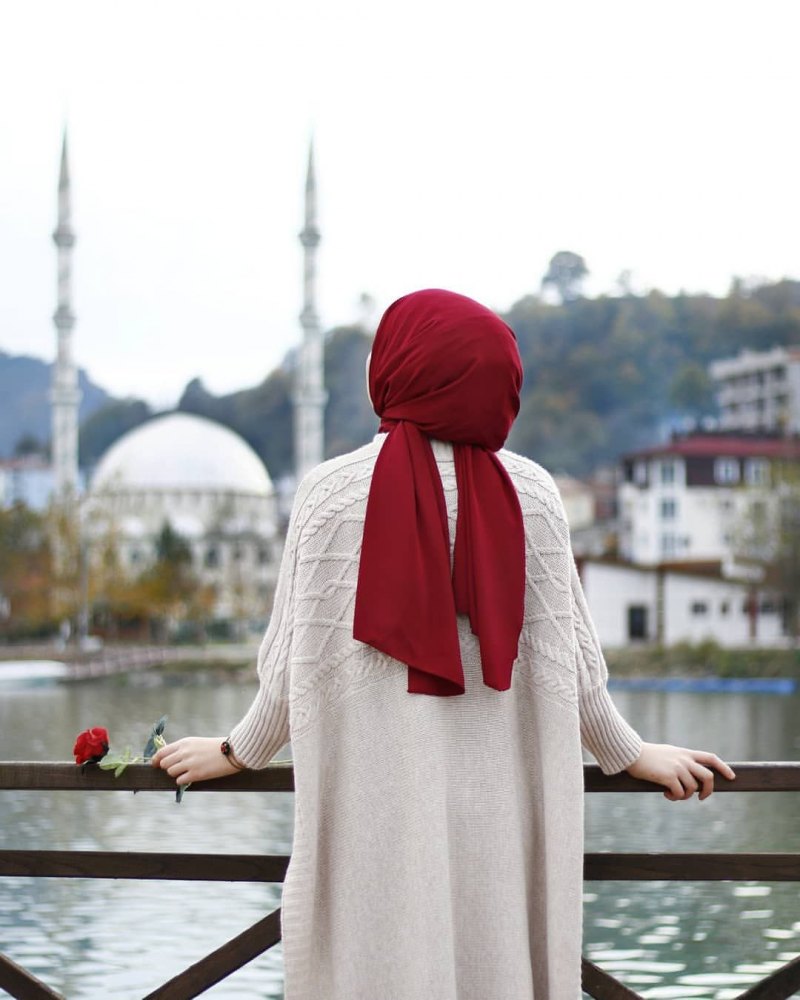 Девушка в платке мусульманка со спины