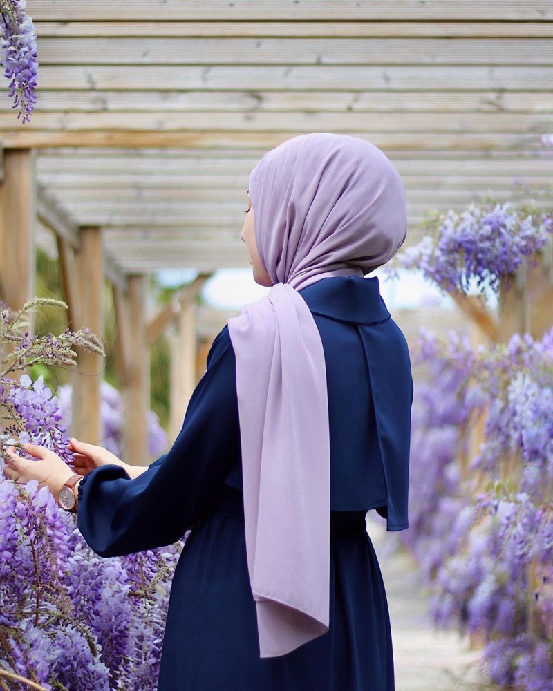 Девушка в платке мусульманка со спины