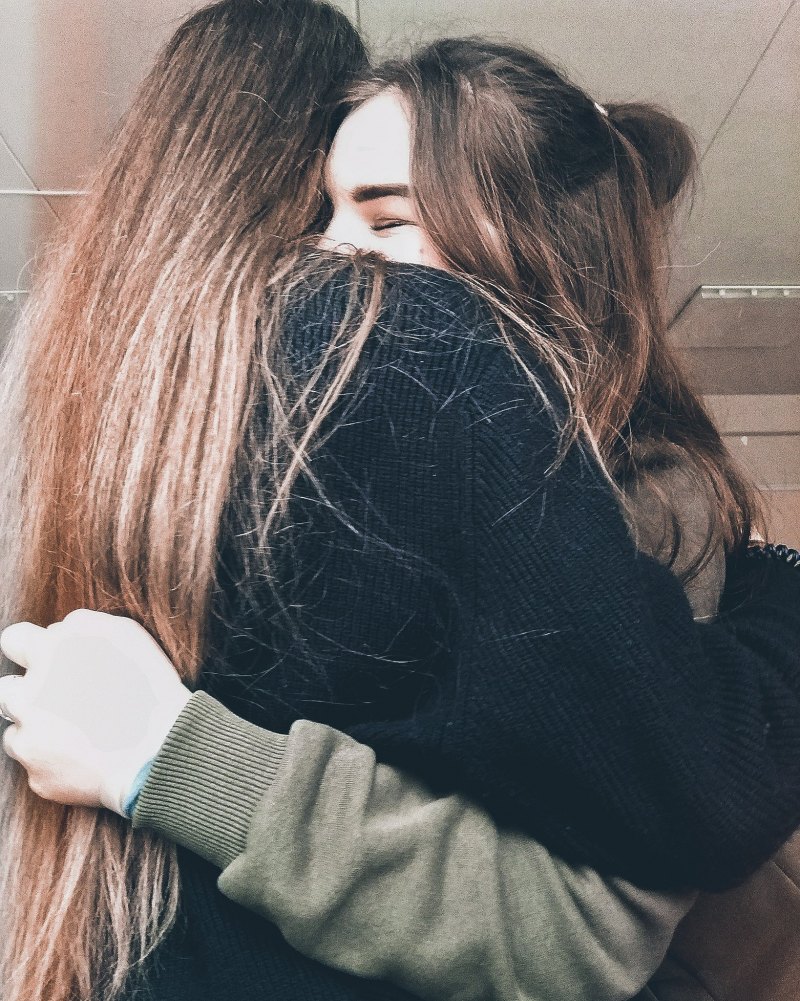 Подруги обнимаются Эстетика