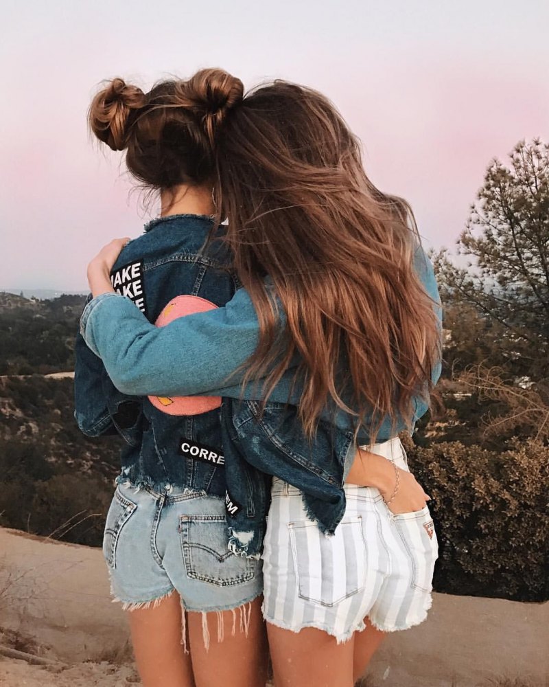 Две девочки обнимаются