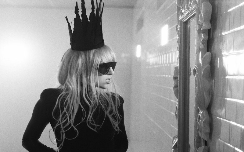 Блондинка с короной на голове