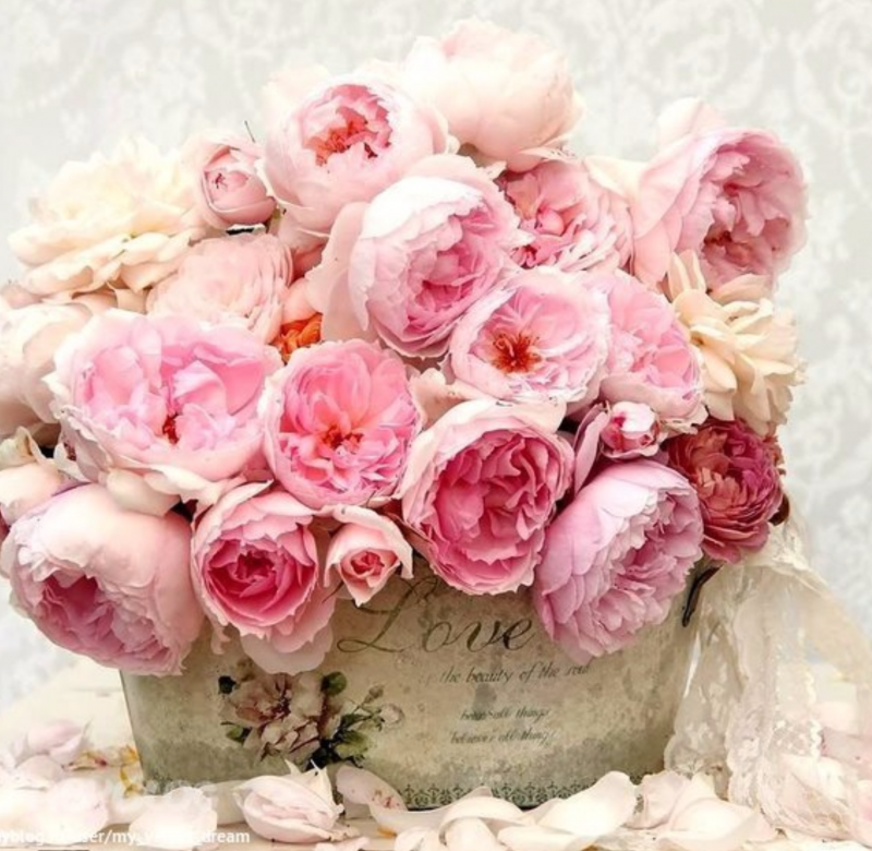 Букет пионовидных роз в коробке