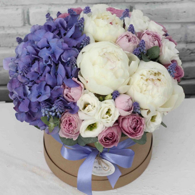 Красивые пионы в коробке