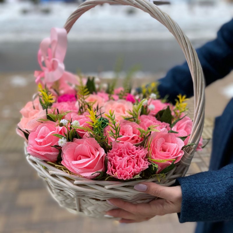 Корзина с розовыми цветами