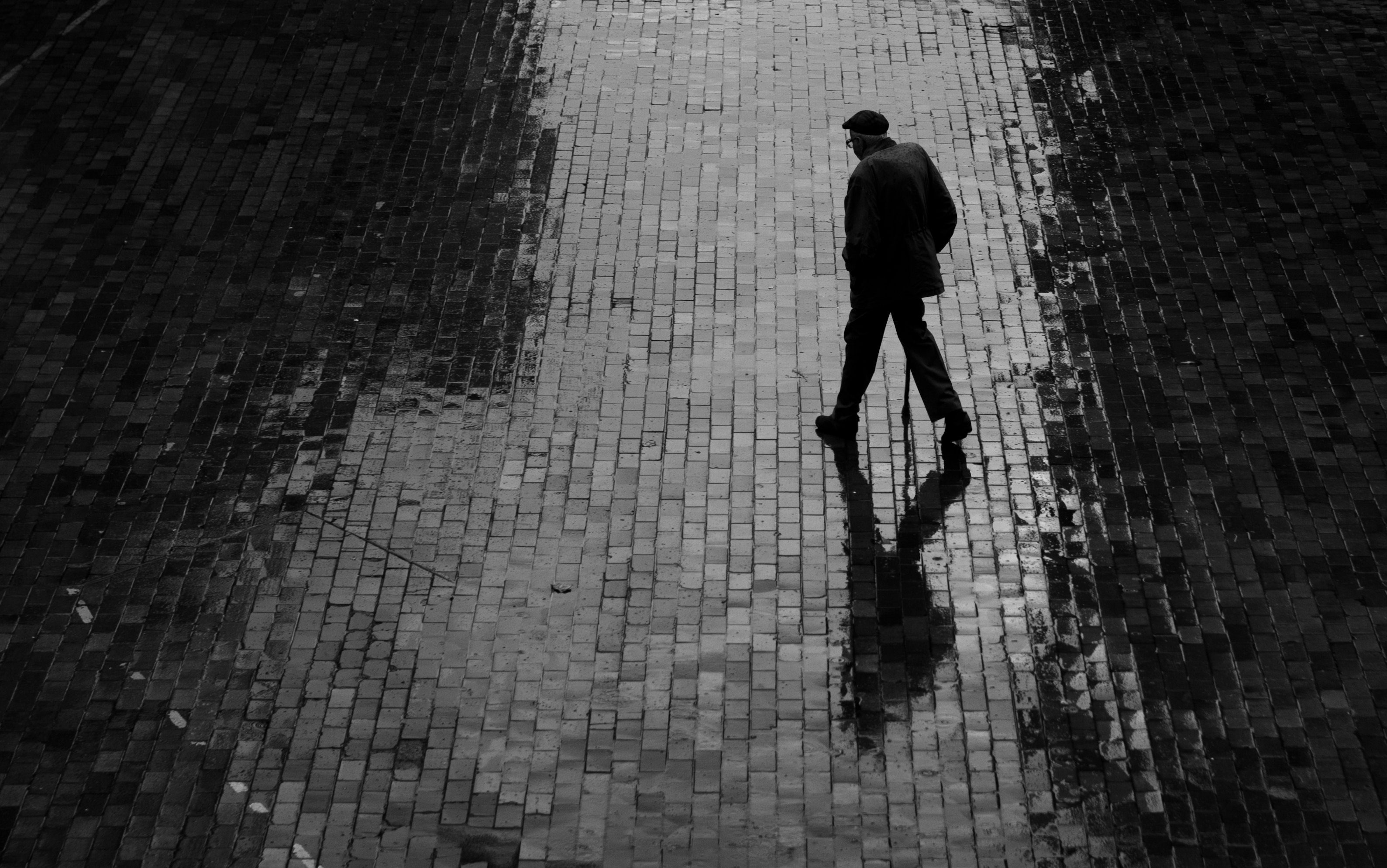 Одинокий парень под дождем