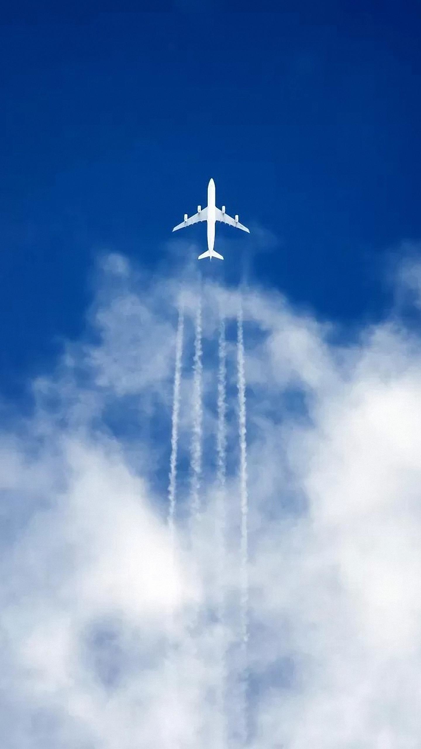 Полет самолета вертикально. Самолет в небе. Самолет на фоне неба. Самолет вертикально. Небо самолет вертикально.