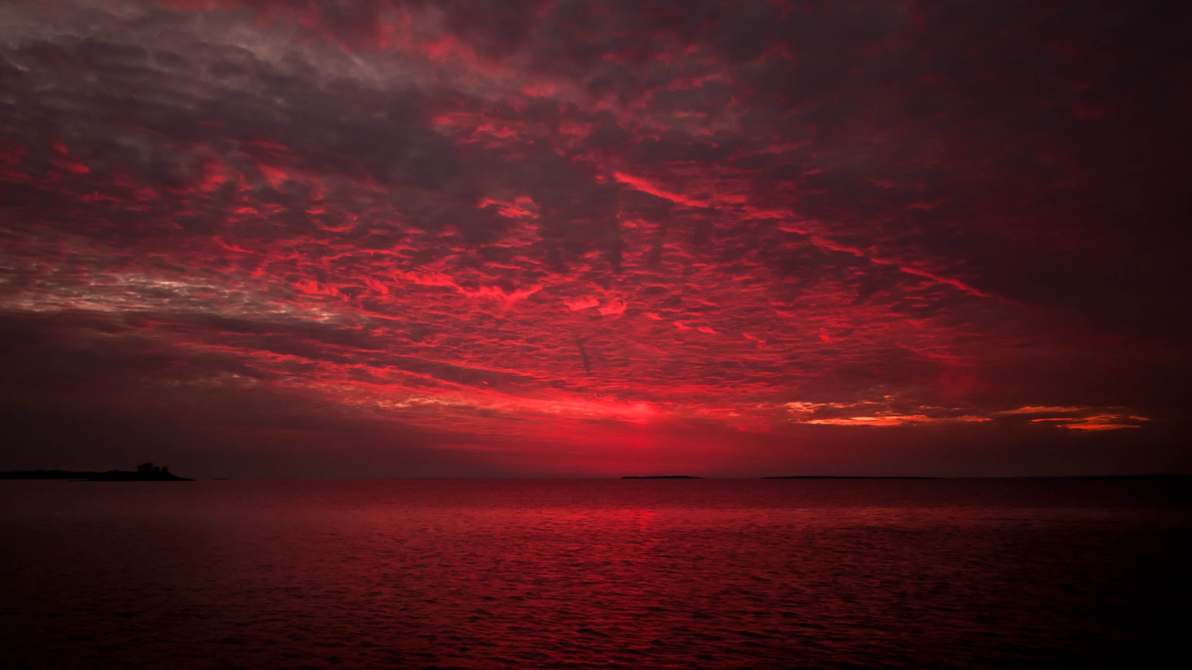 Алые алый закат сменить. Куинджи Багровый закат. Море красного цвета. Красный закат. Тёмное небо Багровый закат.