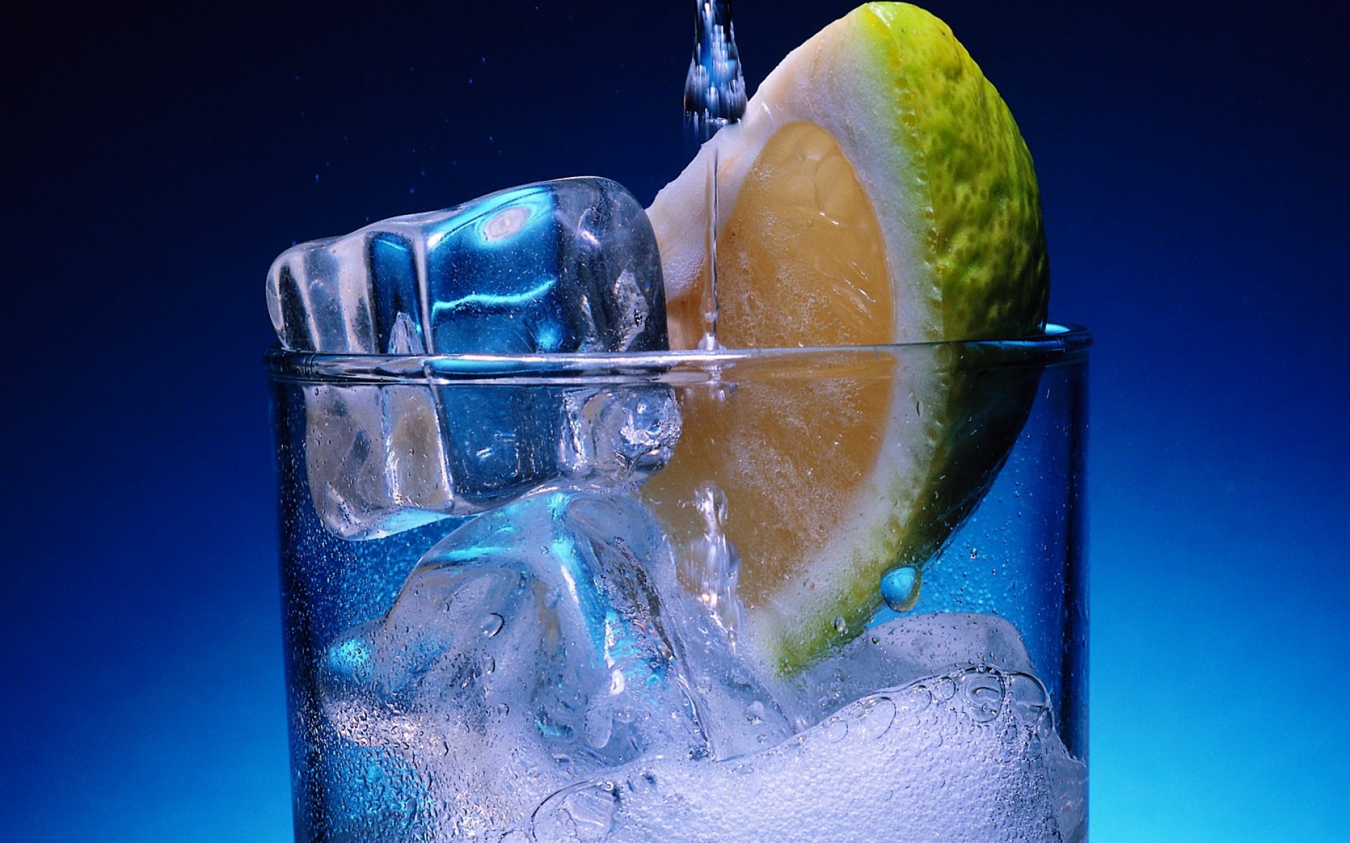 Питьевая вода лед. Лимонад со льдом. Ледяной напиток. Прохладительные напитки вода. Коктейль со льдом.
