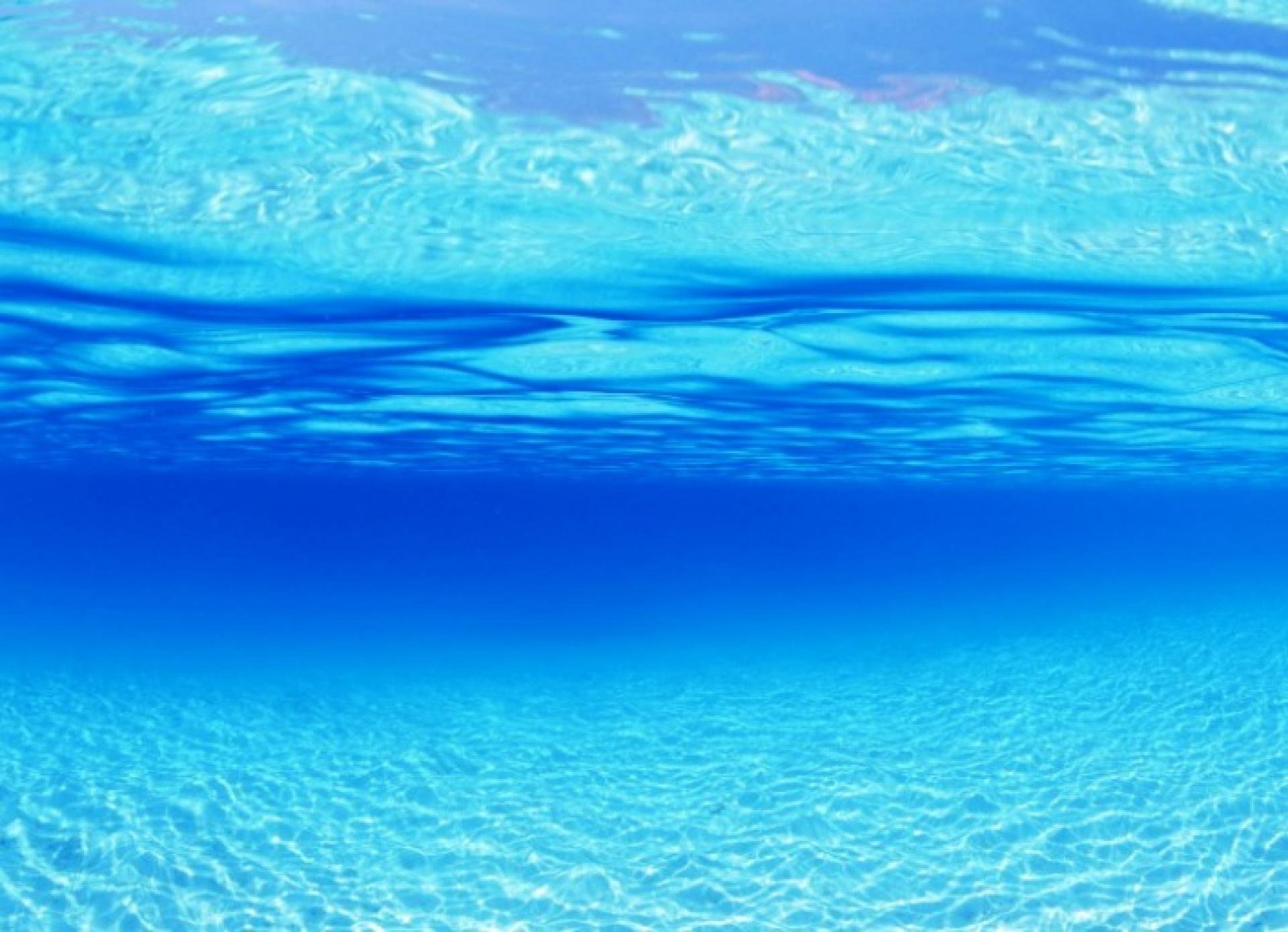 Поверхность воды снизу. Морская гладь. Голубой океан. Море вода. Вода океан.