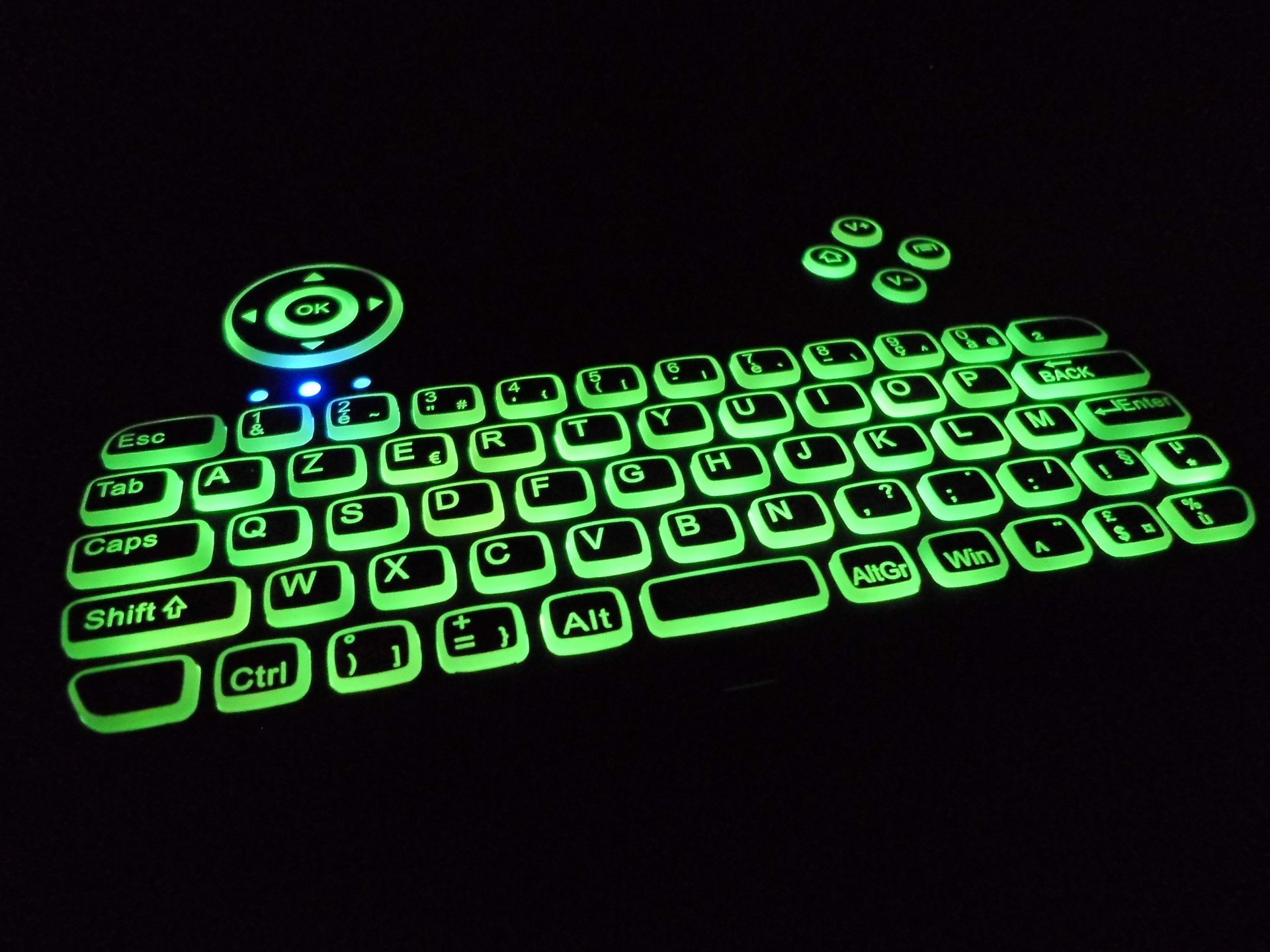 Клавиатура в вацап. Клавиатура с зеленой подсветкой. Салатовая клавиатура. Клавиатура с неоновой подсветкой. Неоновая подсветка для клавиатуры.