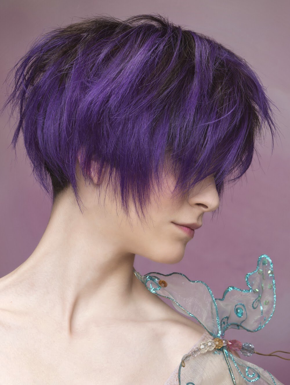Стрижка Томбой фиолетовые волосы