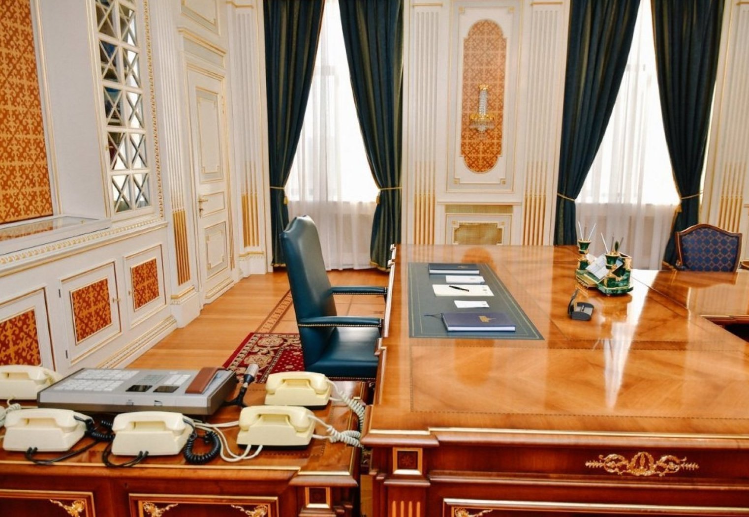 Где находится президентская. Сенатский дворец кабинет президента. Кабинет президента Казахстана Назарбаева. Кабинеты Сенатский дворец в Кремле. Сенаторский дворец кабинет Путина.