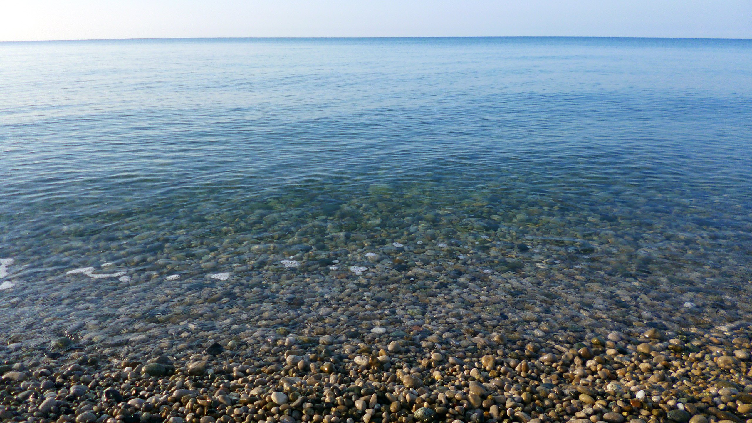 Погода в пицунде вода в море. Пляж Бичвинта Пицунда. Пицунда чистое море. Гагра море дно. Пасмурное море Абхазия.