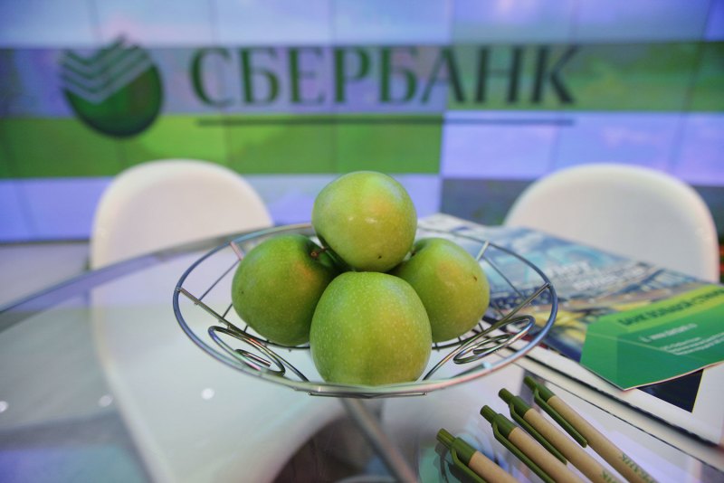 Человек у банкомата