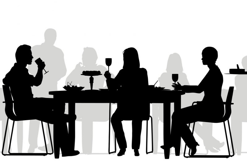 Силуэты за столом