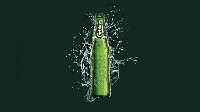 Пиво на зеленом фоне