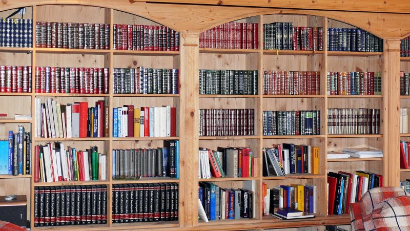 Стеллажи с книгами в библиотеке