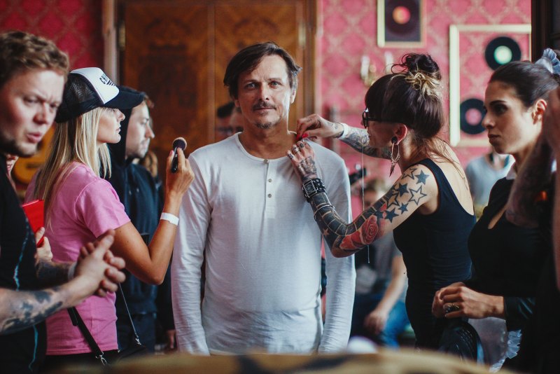 В какие коробки упаковывают платки Prada