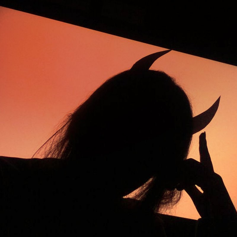 Девушка с рогами в темноте