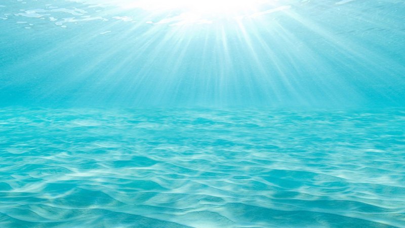 Светлое голубое море