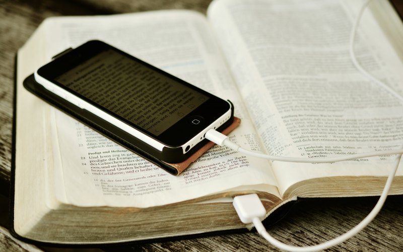 Книги и смартфон