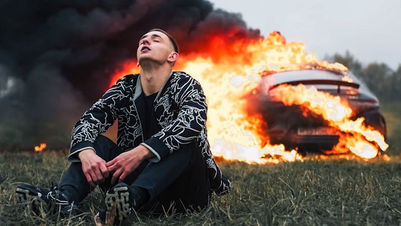 Литвин на фоне горящего мерса