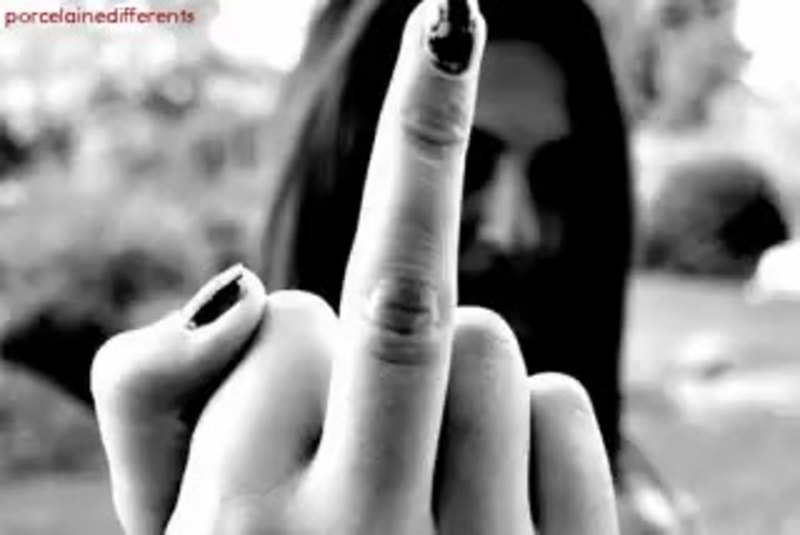 Красивый женский средний палец