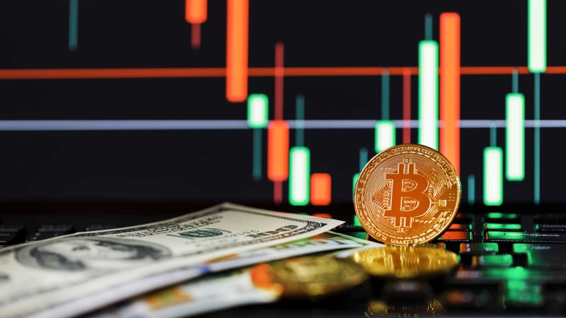 Биткоин на фоне долларов