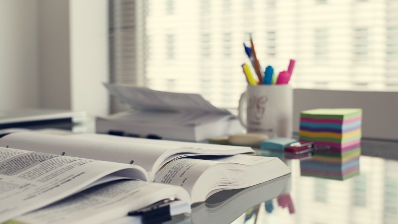 Тетради и книги на столе