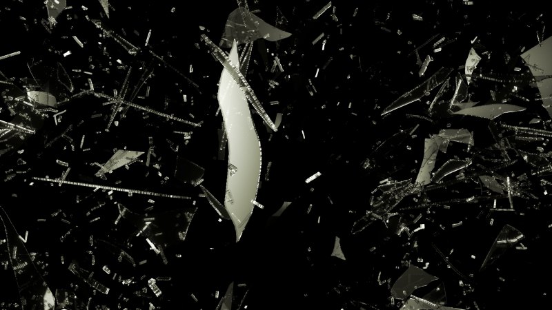 Разбитое черное стекло