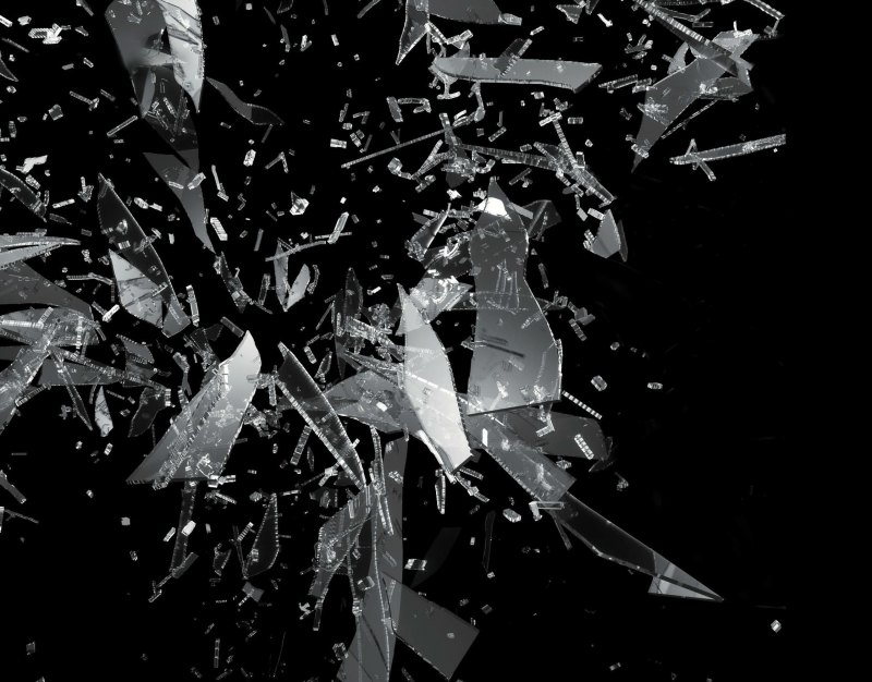 Разбитое стекло на темном фоне