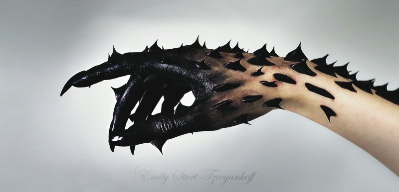 Руки монстра на черном фоне