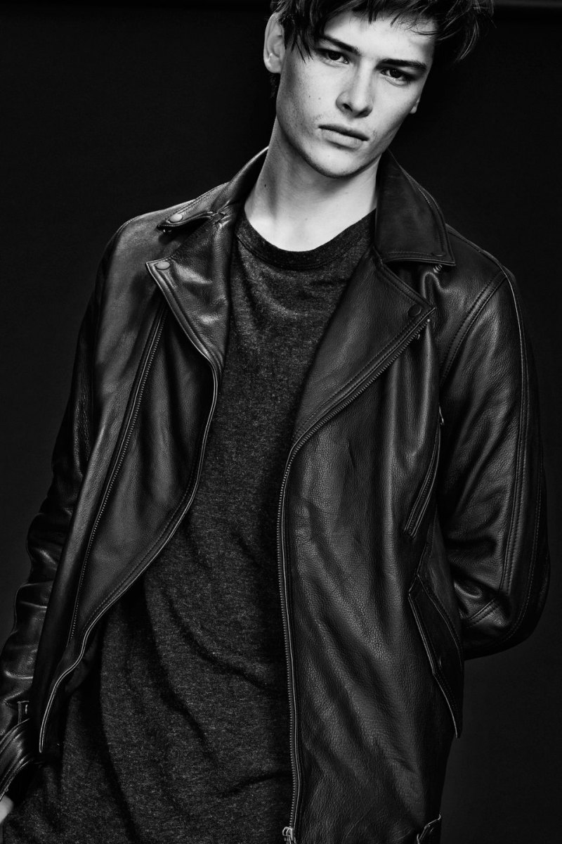 Лаки Блю Смит без рубашки