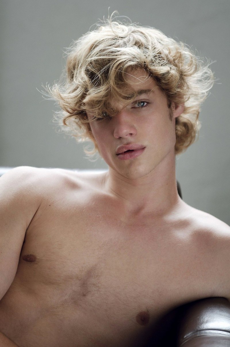 Мальчики с кудряшками с макияжем