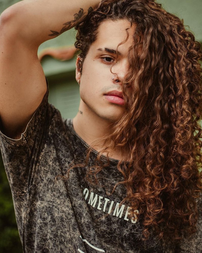 Кудрявый брюнет с голубыми глазами