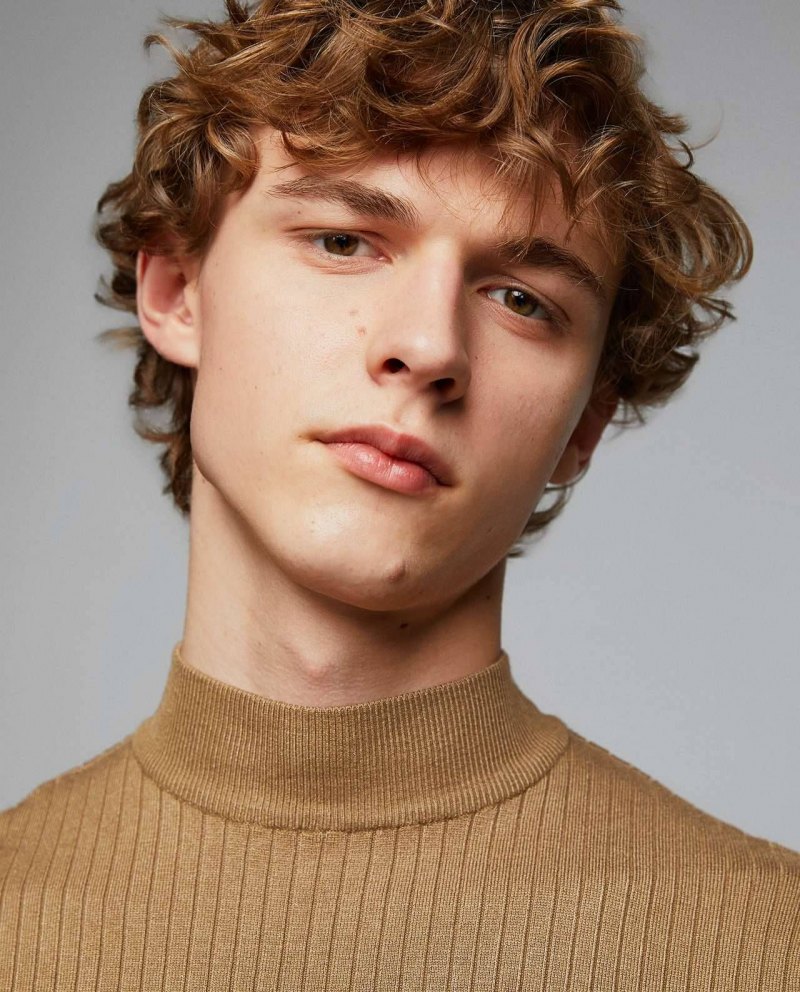 Красивые пацаны с кудрявыми волосами