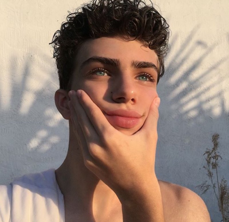 Кудрявые парни скейтеры