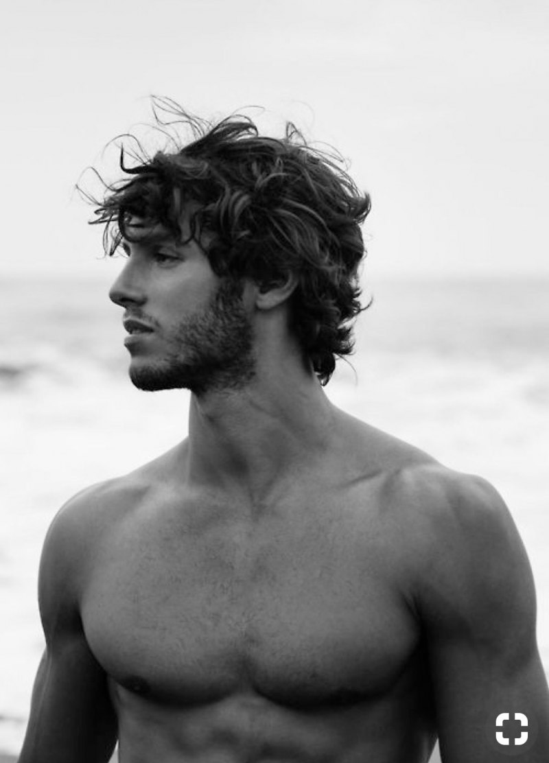 Красивый кучерявый мальчик