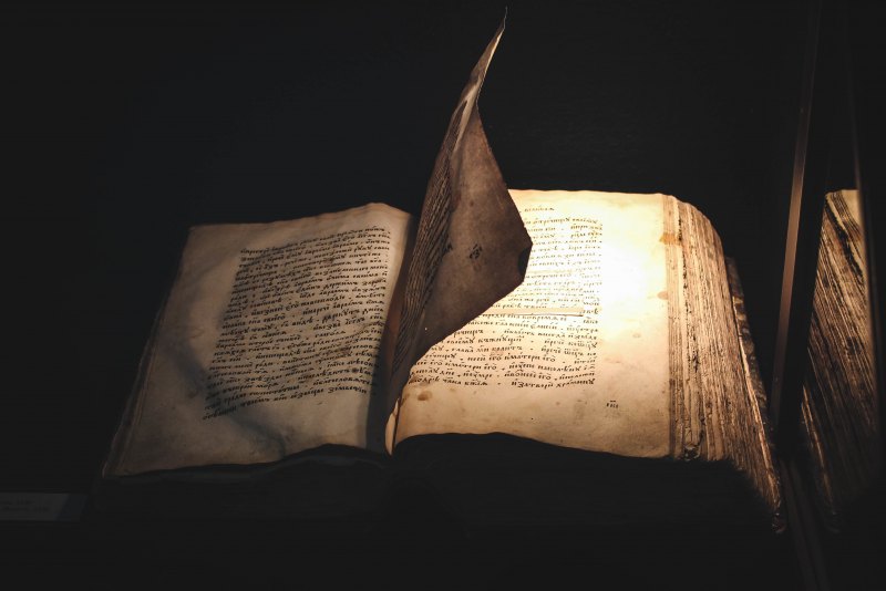 Книга на черном фоне