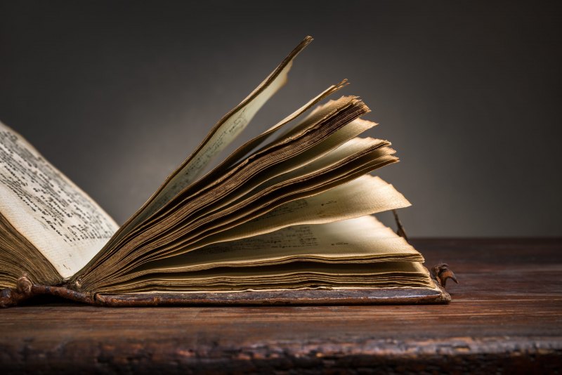 Книга лежит