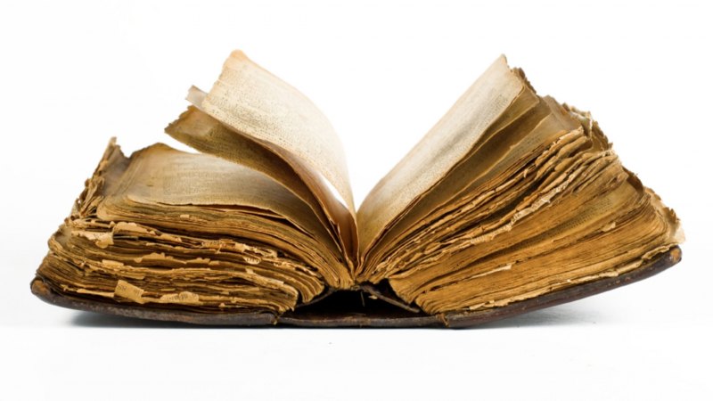 Старая книга на прозрачном фоне