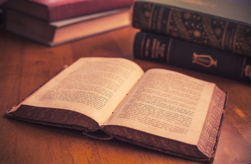 Раскрытая старинная книга