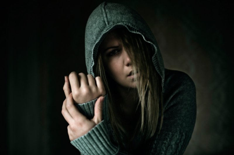 Девушка в капюшоне без лица