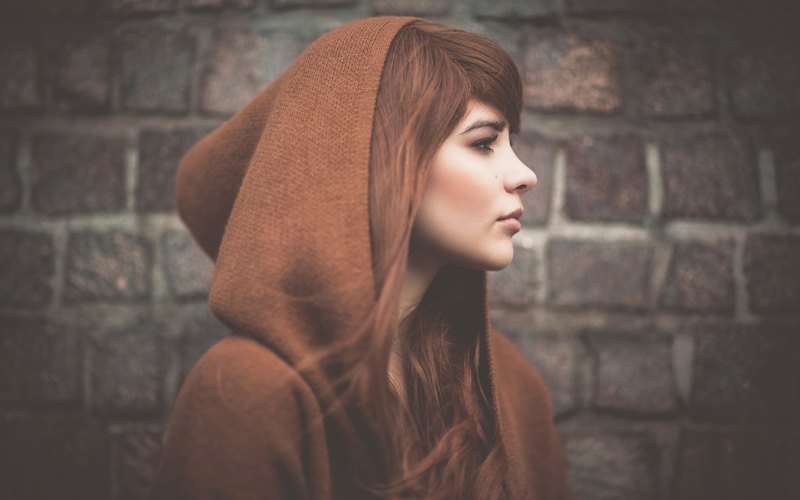 Девушка в капюшоне в профиль