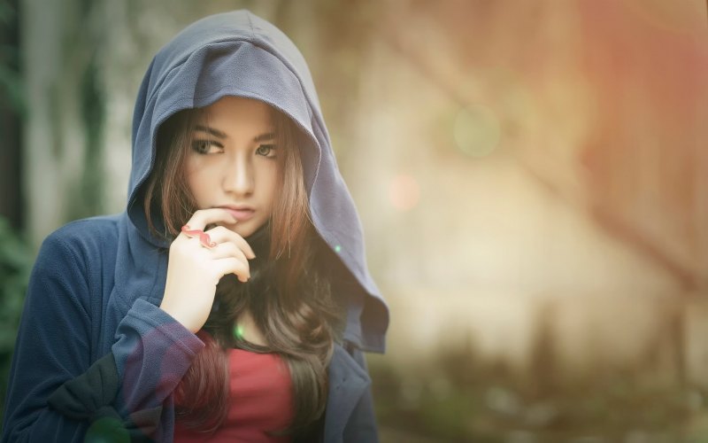 Красивая девушка в капюшоне