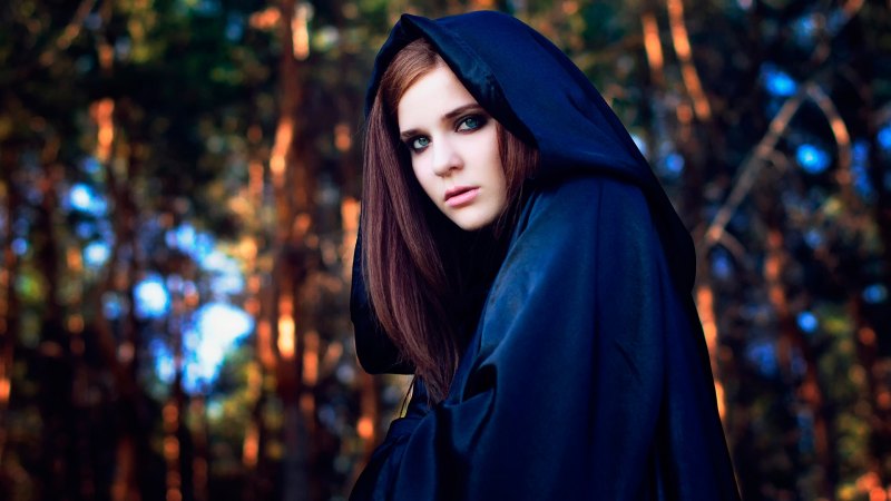 Девушка в мантии