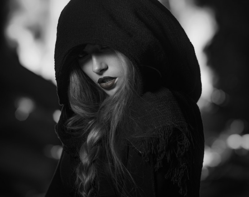 Девушка в черном капюшоне