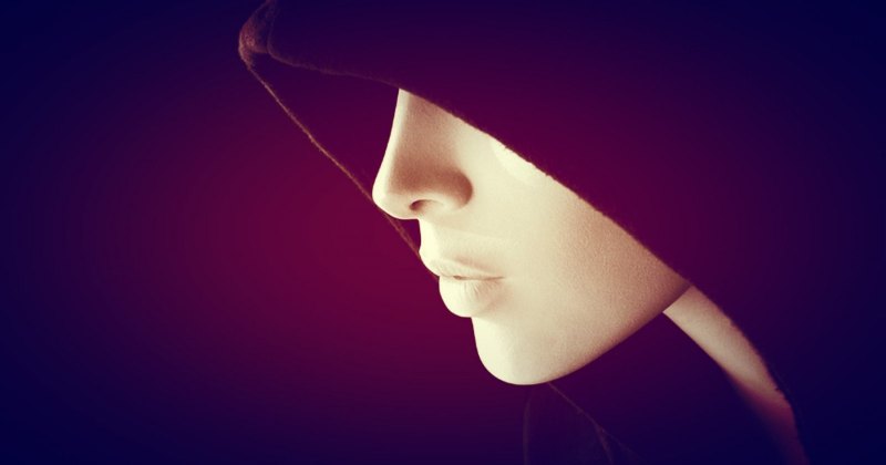 Женщина в капюшоне