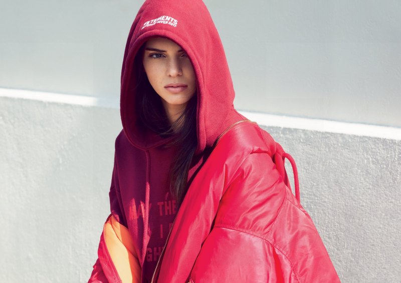 Кендалл Дженнер в Красном худи