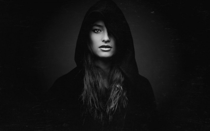 Девушка в черном капюшоне